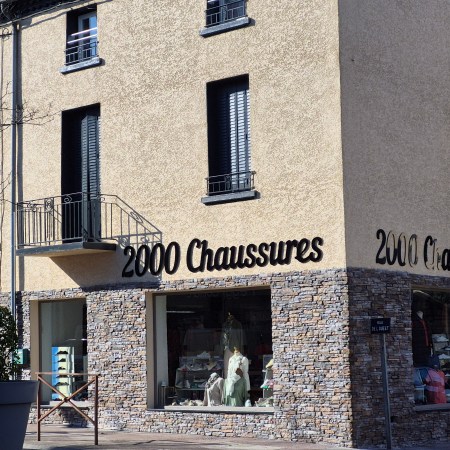 2000 Chaussures Réinvente son Image avec une Nouvelle Façade Moderne et Impactante