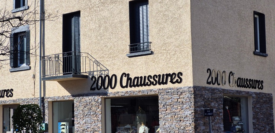 2000 Chaussures Réinvente son Image avec une Nouvelle Façade Moderne et Impactante