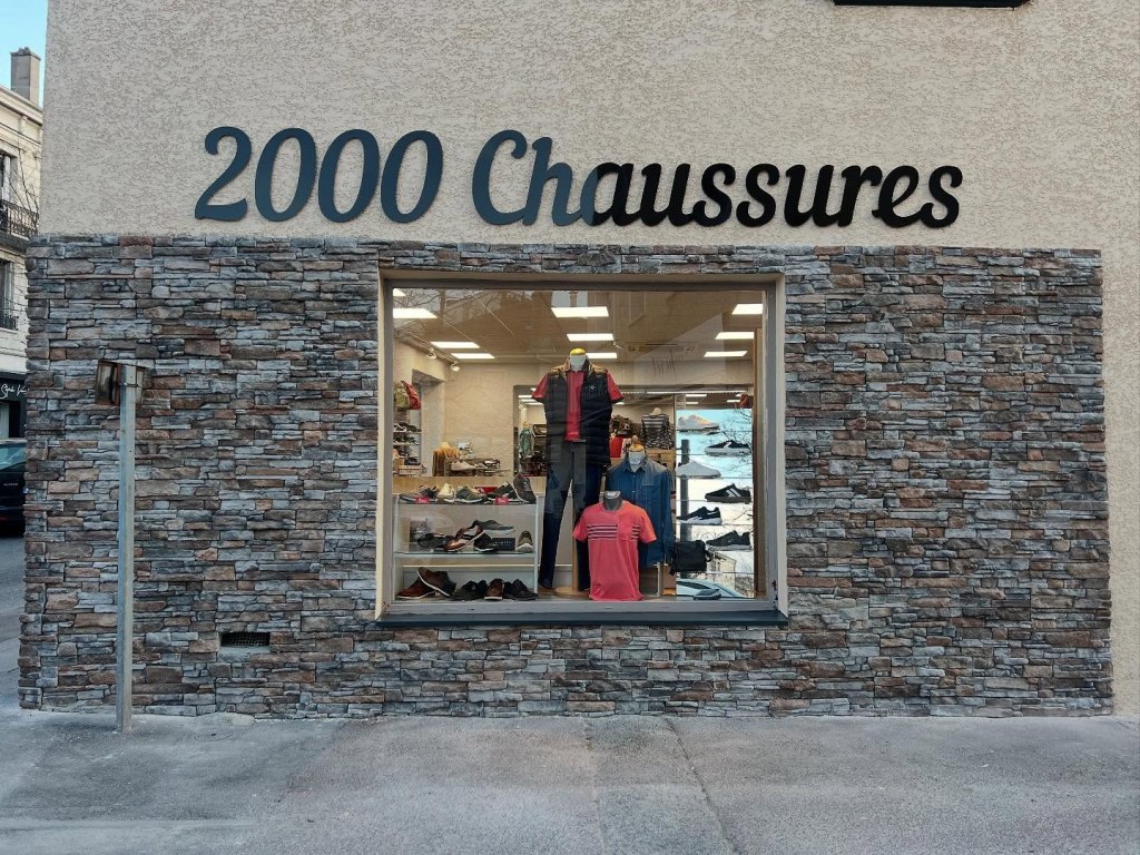 2000 Chaussures Réinvente son Image avec une Nouvelle Façade Moderne et Impactante