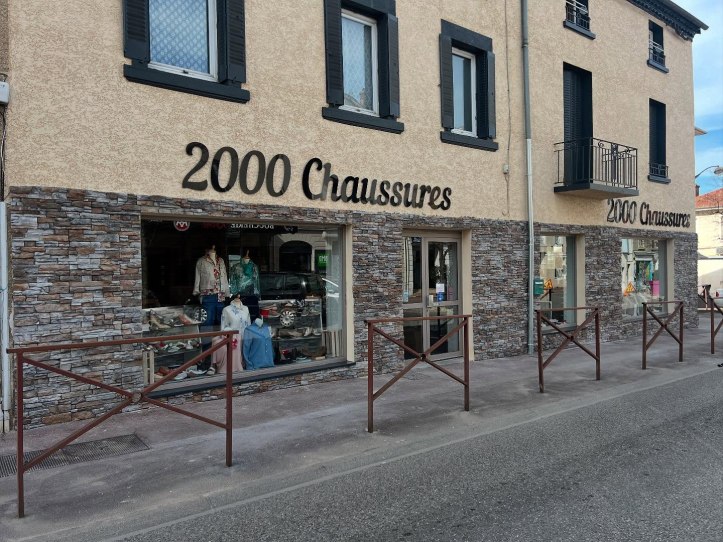 2000 Chaussures Réinvente son Image avec une Nouvelle Façade Moderne et Impactante