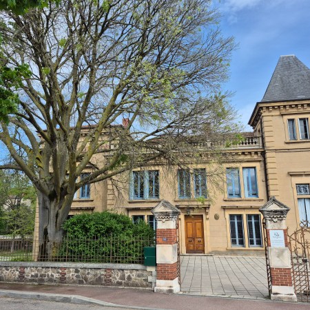 Le Château Loubat à Saint-Rambert-d'Albon : témoin discret d'une histoire locale riche