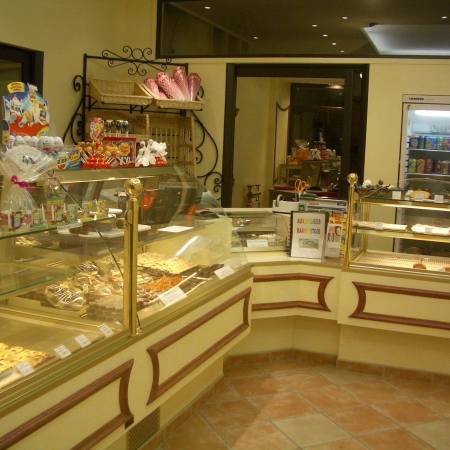 Découvrez Aux Délices Rambertois, la pâtisserie artisanale incontournable de Saint-Rambert-d'Albon : gâteaux stylisés, chocolats Valrhôna et gourmandises raffinées !