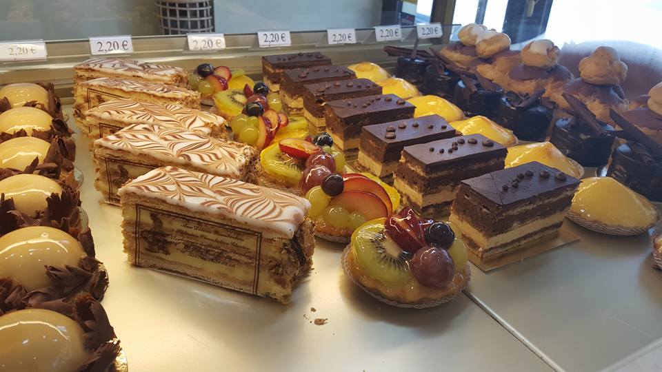 Découvrez Aux Délices Rambertois, la pùtisserie artisanale incontournable de Saint-Rambert-d'Albon : gùteaux stylisés, chocolats ValrhÎna et gourmandises raffinées !