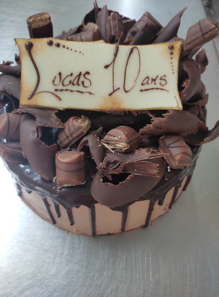 Découvrez Aux Délices Rambertois, la pùtisserie artisanale incontournable de Saint-Rambert-d'Albon : gùteaux stylisés, chocolats ValrhÎna et gourmandises raffinées !