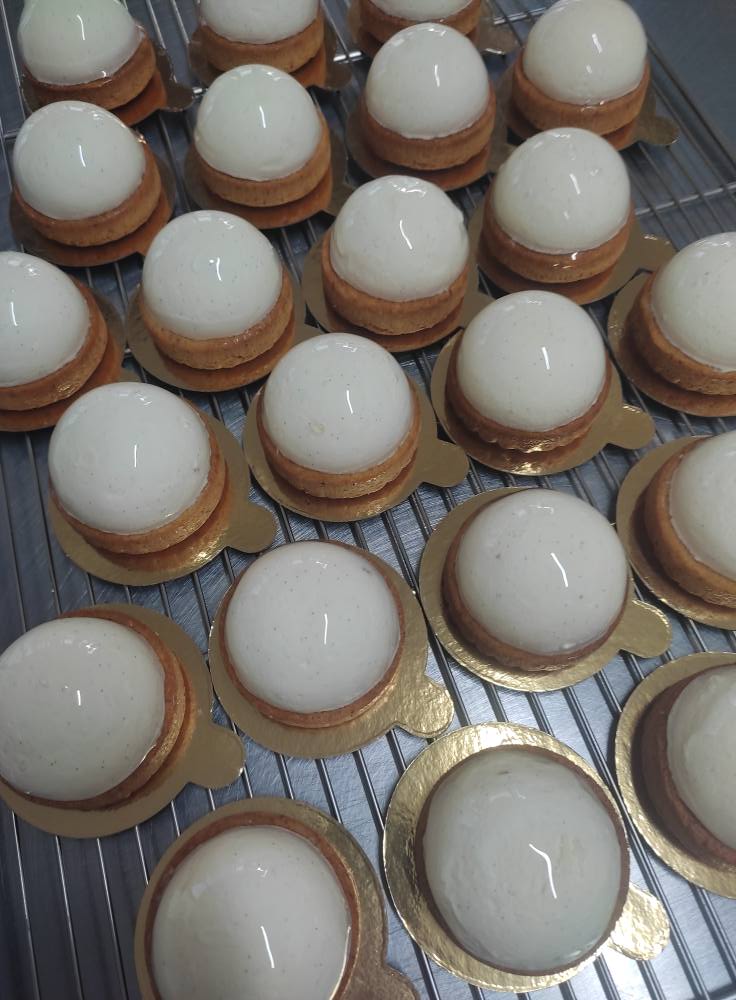 Découvrez Aux Délices Rambertois, la pùtisserie artisanale incontournable de Saint-Rambert-d'Albon : gùteaux stylisés, chocolats ValrhÎna et gourmandises raffinées !