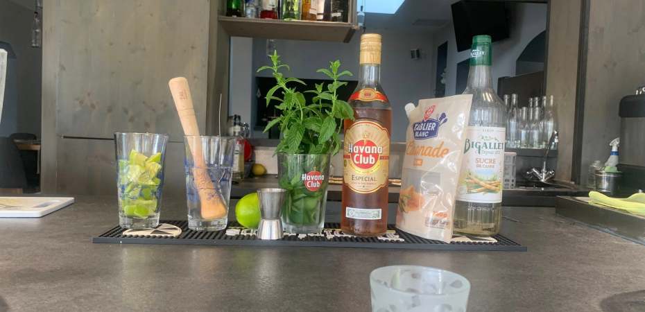 C’est l’été à Saint-Rambert-d'Albon et vous cherchez un endroit sympa pour profiter du soleil sans surchauffer, siroter un verre, ou simplement savourer un bon repas ? On a ce qu’il vous faut : La Villa Champagnère vous accueille tout l’été sur sa terrasse ombragée, à deux pas de l’Hôtel Ibis, le long de la RN7.