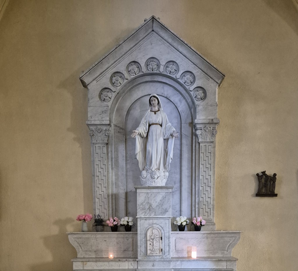 Découvrez l'histoire fascinante de l'Église Saint-Blaise de Saint-Rambert-d'Albon (Drôme) : de sa chapelle de 1515 à son agrandissement par le Curé Chaumont au XIXe siècle, jusqu'à la fresque contemporaine de Maurice Fébrinon (1999). Un joyau du patrimoine rambertois.