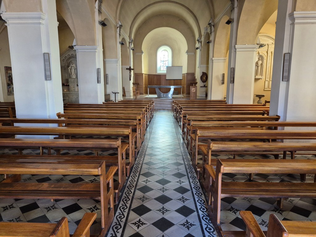 Découvrez l'histoire fascinante de l'Église Saint-Blaise de Saint-Rambert-d'Albon (Drôme) : de sa chapelle de 1515 à son agrandissement par le Curé Chaumont au XIXe siècle, jusqu'à la fresque contemporaine de Maurice Fébrinon (1999). Un joyau du patrimoine rambertois.