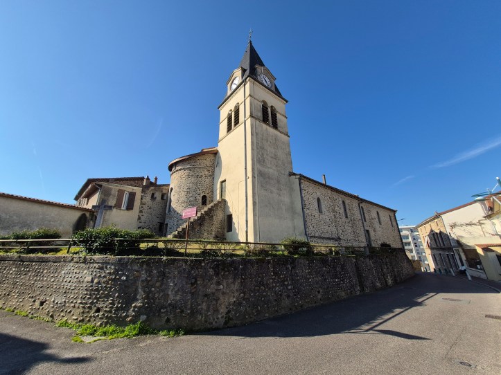 Découvrez l'histoire fascinante de l'Église Saint-Blaise de Saint-Rambert-d'Albon (Drôme) : de sa chapelle de 1515 à son agrandissement par le Curé Chaumont au XIXe siècle, jusqu'à la fresque contemporaine de Maurice Fébrinon (1999). Un joyau du patrimoine rambertois.