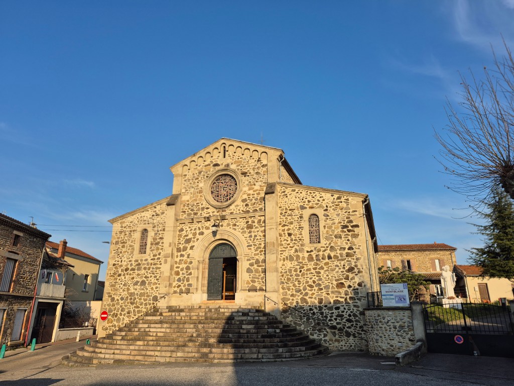 Découvrez l'histoire fascinante de l'Église Saint-Blaise de Saint-Rambert-d'Albon (Drôme) : de sa chapelle de 1515 à son agrandissement par le Curé Chaumont au XIXe siècle, jusqu'à la fresque contemporaine de Maurice Fébrinon (1999). Un joyau du patrimoine rambertois.