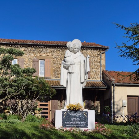 Découvrez l'histoire fascinante de l'Église Saint-Blaise de Saint-Rambert-d'Albon (Drôme) : de sa chapelle de 1515, son agrandissement au XIXe, à la Vierge du Vœu (1944) et à la fresque de Maurice Fébrinon (1999). Un joyau du patrimoine rambertois.