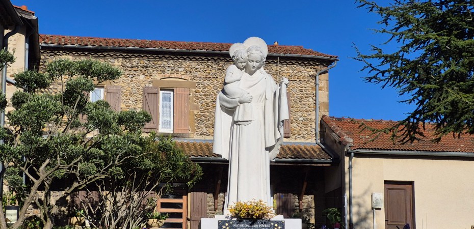 Découvrez l'histoire fascinante de l'Église Saint-Blaise de Saint-Rambert-d'Albon (Drôme) : de sa chapelle de 1515, son agrandissement au XIXe, à la Vierge du Vœu (1944) et à la fresque de Maurice Fébrinon (1999). Un joyau du patrimoine rambertois.