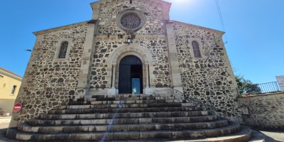 Découvrez l'histoire fascinante de l'Église Saint-Blaise de Saint-Rambert-d'Albon (Drôme) : de sa chapelle de 1515 à son agrandissement par le Curé Chaumont au XIXe siècle, jusqu'à la fresque contemporaine de Maurice Fébrinon (1999). Un joyau du patrimoine rambertois.