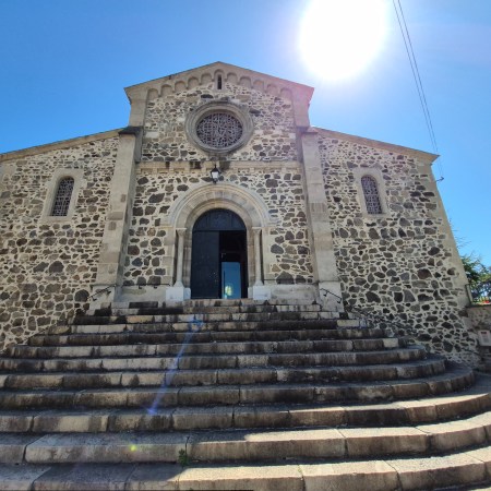 Découvrez l'histoire fascinante de l'Église Saint-Blaise de Saint-Rambert-d'Albon (Drôme) : de sa chapelle de 1515 à son agrandissement par le Curé Chaumont au XIXe siècle, jusqu'à la fresque contemporaine de Maurice Fébrinon (1999). Un joyau du patrimoine rambertois.