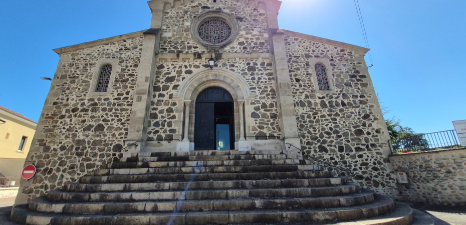 Découvrez l'histoire fascinante de l'Église Saint-Blaise de Saint-Rambert-d'Albon (Drôme) : de sa chapelle de 1515 à son agrandissement par le Curé Chaumont au XIXe siècle, jusqu'à la fresque contemporaine de Maurice Fébrinon (1999). Un joyau du patrimoine rambertois.