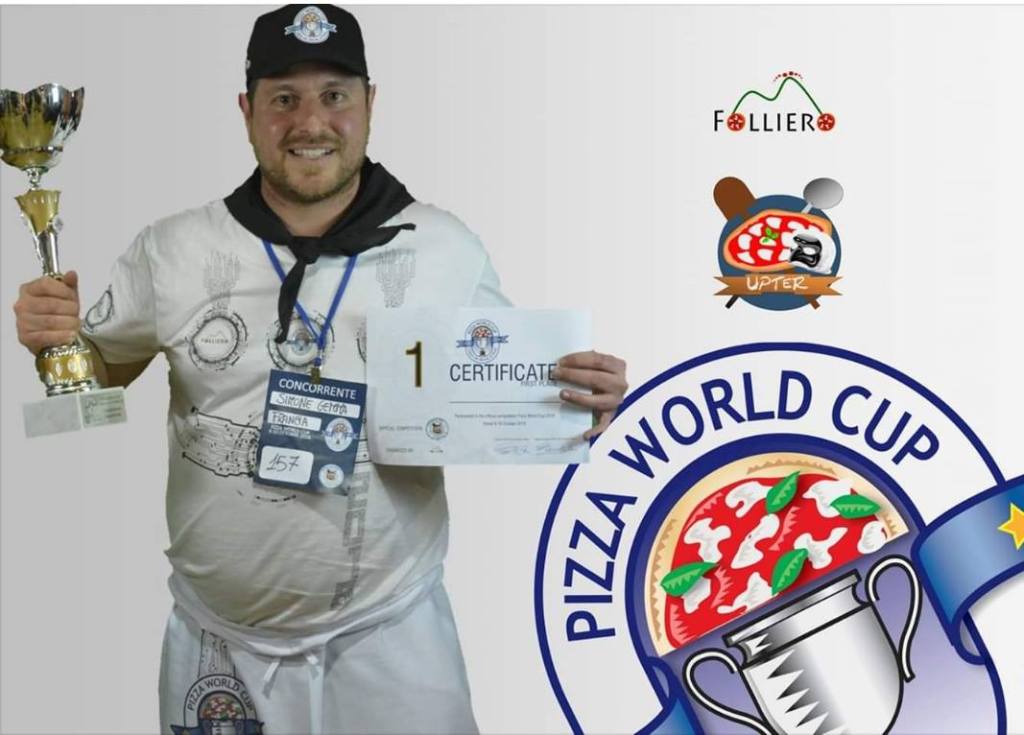 Piz A Sim, pizzaiolo Champion du Monde 2018 à Saint-Rambert-d'Albon, lance sa Piz du moment : crème de courge, Gorgonzola, jambon cru, roquette. Commandes : 06 27 62 06 19.