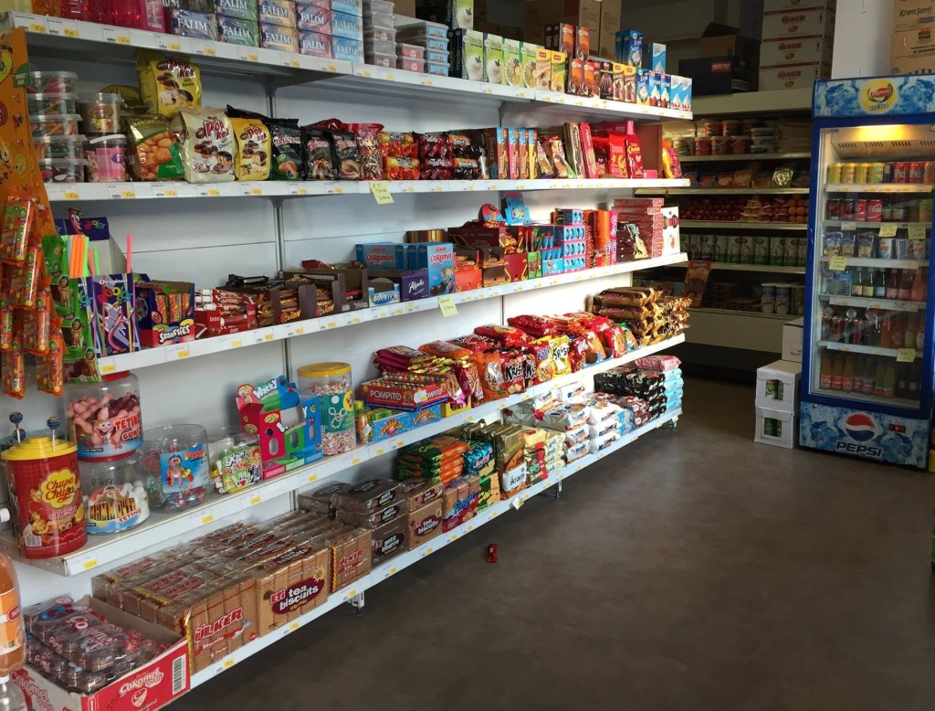 Aytek Market, épicerie orientale à Saint-Rambert-d’Albon, propose produits turcs, arabes et méditerranéens dans une ambiance conviviale. Ouvert place du Marché.