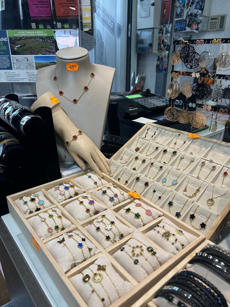 Magasin Berthet, boutique mode Saint-Rambert-d'Albon : prêt-à-porter homme et femme depuis 1971. 15 place Gaston Oriol. Conseils personnalisés par Béatrice et Laurent. Tél 04 75 31 22 12.