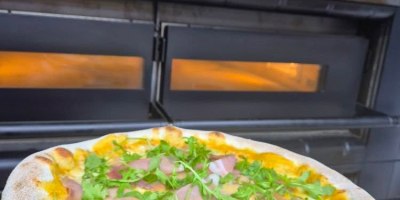 Piz A Sim, pizzaiolo Champion du Monde 2018 à Saint-Rambert-d'Albon, lance sa Piz du moment : crème de courge, Gorgonzola, jambon cru, roquette. Commandes : 06 27 62 06 19.