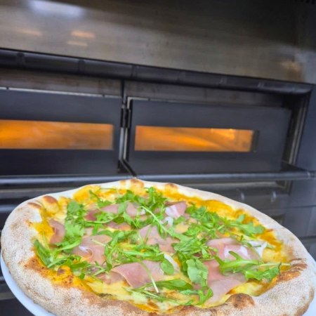 Piz A Sim, pizzaiolo Champion du Monde 2018 à Saint-Rambert-d'Albon, lance sa Piz du moment : crème de courge, Gorgonzola, jambon cru, roquette. Commandes : 06 27 62 06 19.