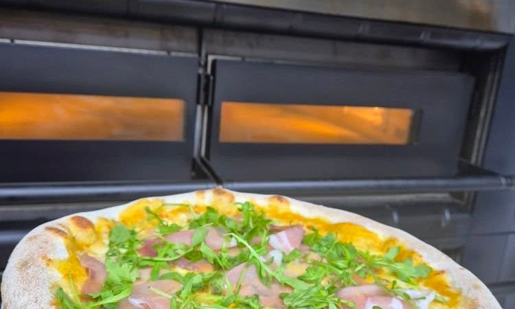 Piz A Sim, pizzaiolo Champion du Monde 2018 à Saint-Rambert-d'Albon, lance sa Piz du moment : crème de courge, Gorgonzola, jambon cru, roquette. Commandes : 06 27 62 06 19.