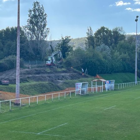 Les travaux de construction des gradins du stade de rugby de Saint-Rambert-d'Albon progressent. Capacité de 150 à 200 places accessibles PMR pour le Racing Club Rambertois Rugby.