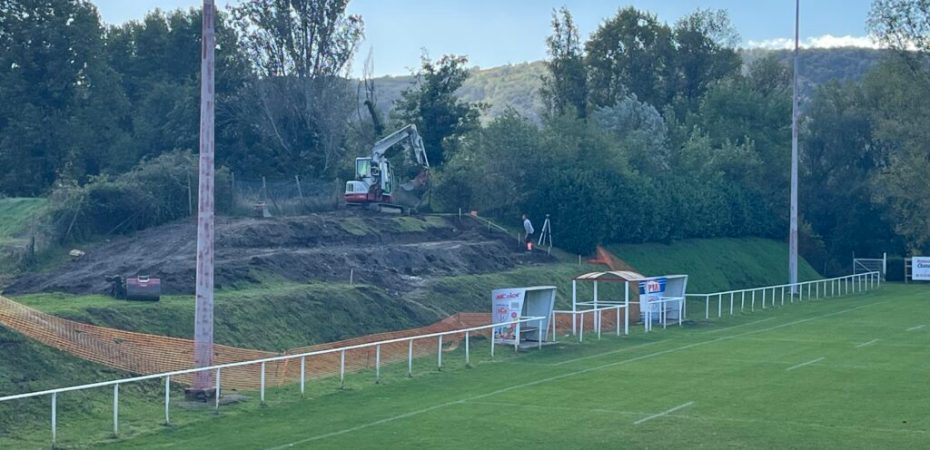Les travaux de construction des gradins du stade de rugby de Saint-Rambert-d'Albon progressent. Capacité de 150 à 200 places accessibles PMR pour le Racing Club Rambertois Rugby.