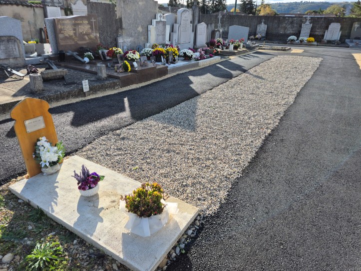 CimetiÚre de Saint-Rambert-d'Albon : travaux 2025 pour accessibilité PMR, allées enrobées, parking gratuit, columbarium agrandi, cavurnes. Fleuristes et pompes funÚbres Pollet et Roc'Eclerc à proximité.