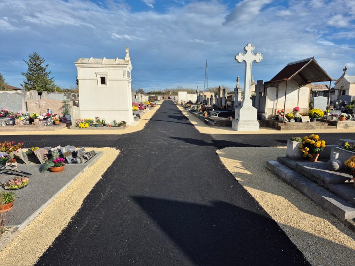 CimetiÚre de Saint-Rambert-d'Albon : travaux 2025 pour accessibilité PMR, allées enrobées, parking gratuit, columbarium agrandi, cavurnes. Fleuristes et pompes funÚbres Pollet et Roc'Eclerc à proximité.