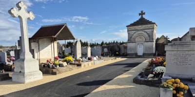Cimetière de Saint-Rambert-d'Albon : travaux 2025 pour accessibilité PMR, allées enrobées, parking gratuit, columbarium agrandi, cavurnes. Fleuristes et pompes funèbres Pollet et Roc'Eclerc à proximité.