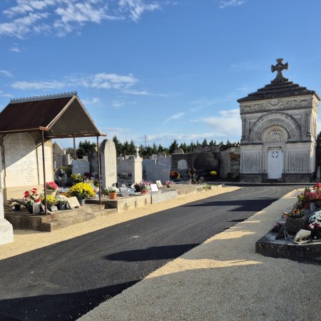 Cimetière de Saint-Rambert-d'Albon : travaux 2025 pour accessibilité PMR, allées enrobées, parking gratuit, columbarium agrandi, cavurnes. Fleuristes et pompes funèbres Pollet et Roc'Eclerc à proximité.