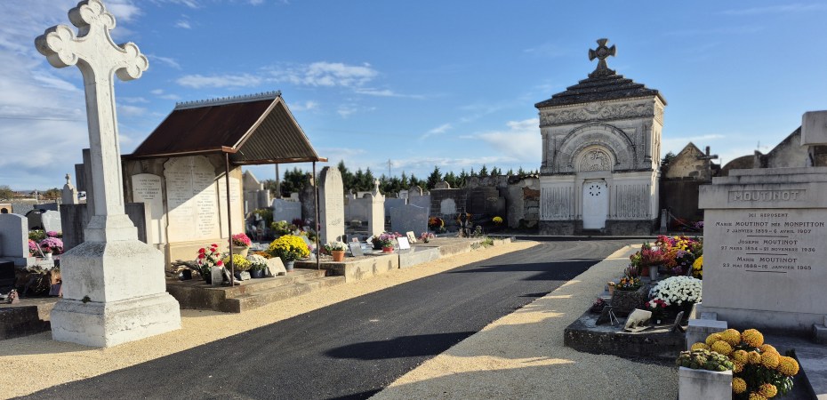 Cimetière de Saint-Rambert-d'Albon : travaux 2025 pour accessibilité PMR, allées enrobées, parking gratuit, columbarium agrandi, cavurnes. Fleuristes et pompes funèbres Pollet et Roc'Eclerc à proximité.