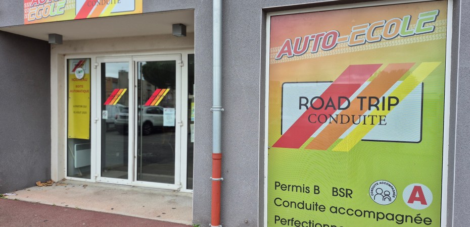 Road Trip Conduite, auto-école à Saint-Rambert-d'Albon : permis B, boîte automatique, conduite accompagnée, BSR. Code en ligne 24/7, stages accélérés, moniteur à domicile. Inscriptions au 07 82 85 47 43.