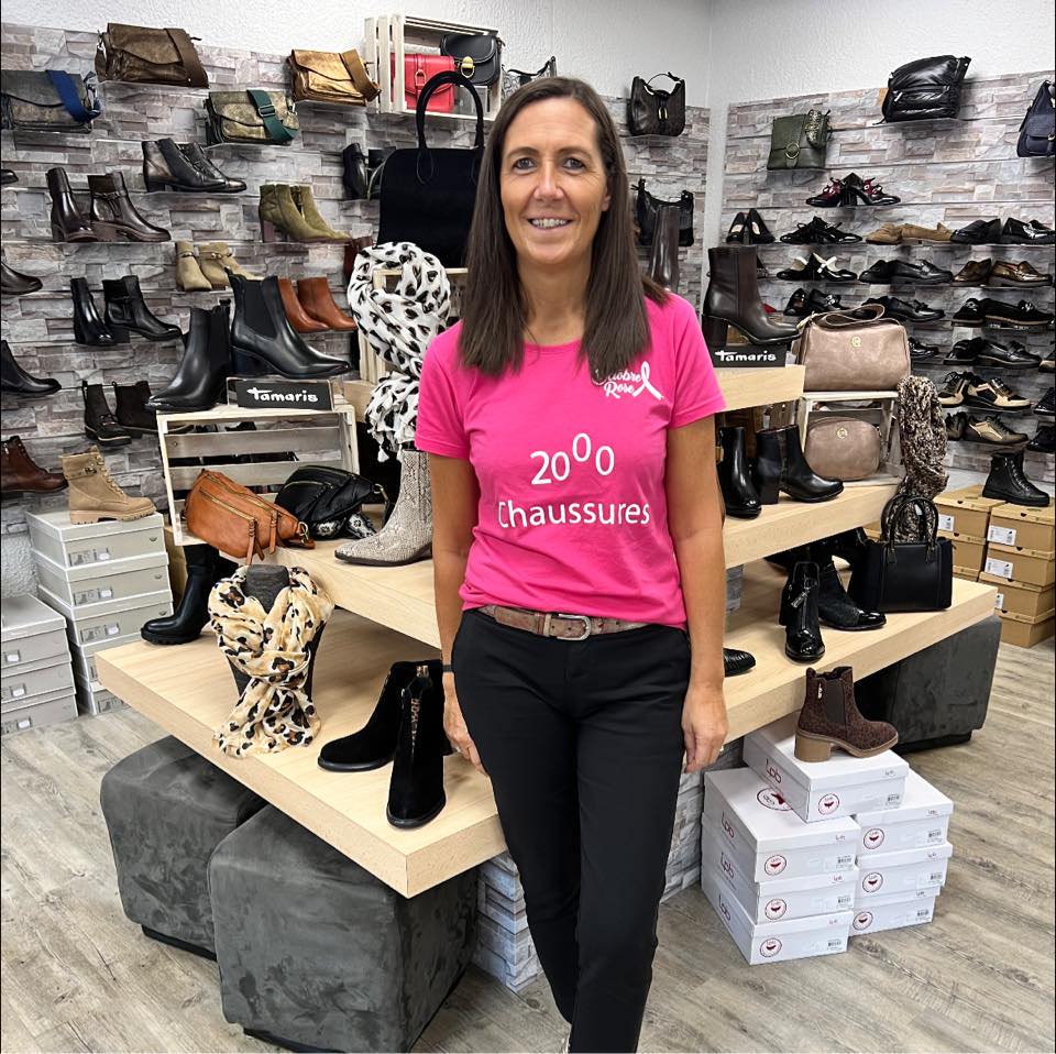 Découvrez les tendances mode masculine automne-hiver 2025 chez 2000 Chaussures à Saint-Rambert-d’Albon ! Rieker, Bugatti et TBS vous attendent pour des looks néo-dandy, casual marin ou rétro-moderne. Bottines, derbies, pulls et chemises à carreaux – trouvez votre style durable et élégant au 22 Av. du Docteur Lucien Steinberg. Conseils personnalisés et promos en boutique !