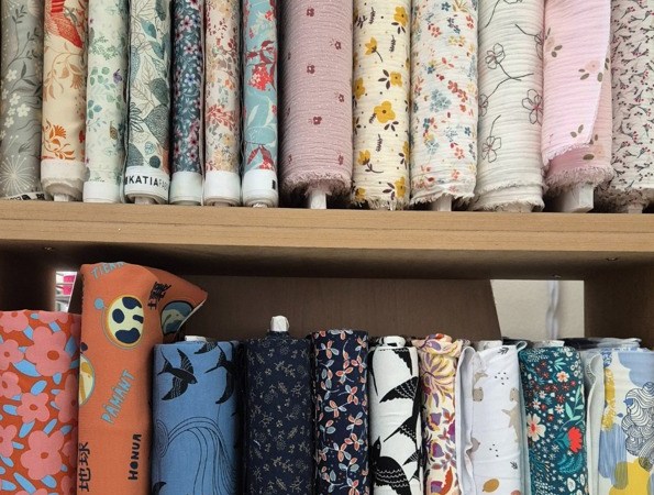 Rambert Confection à St-Rambert-d'Albon (17 av. Dr Lucien Steinberg) propose les Nouveaux Tissus Katia (coton, jersey, simili cuir). Large choix de motifs. Tél : 04 75 31 19 29.