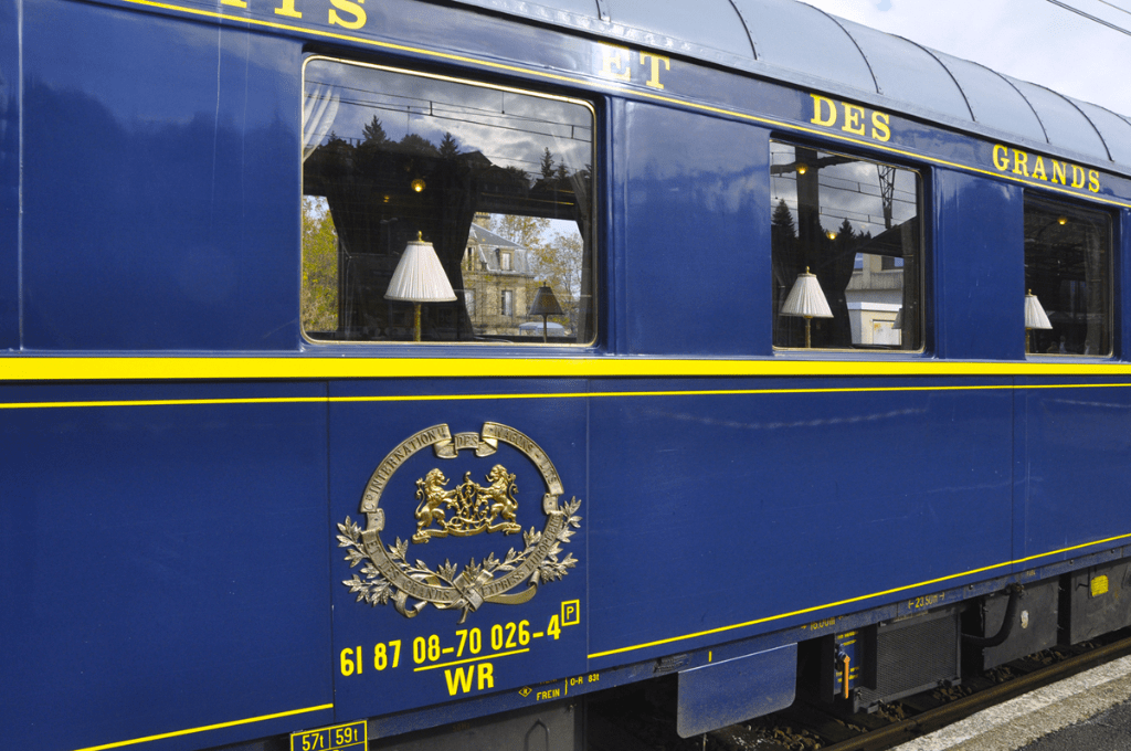 19 novembre 1952 : le mythique Train Bleu percute un train de messageries à Saint-Rambert-d'Albon lors d'une tempête de neige. Michelle Auriol et son fils Paul, passagers indemnes. Récit d'une nuit dramatique qui marqua l'histoire ferroviaire française.