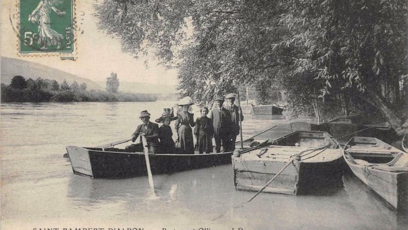 Découvrez l'histoire et le patrimoine de Saint-Rambert-d'Albon à travers ses cours d'eau : le Rhône, le Port de Champagne, l'Oron, les Collières et Les Claires. Plongez dans l'identité rhodanienne de la commune, son passé gallo-romain, son rôle de plus grand marché aux pêches de France et les enjeux de la gestion de l'eau dans la Valloire.