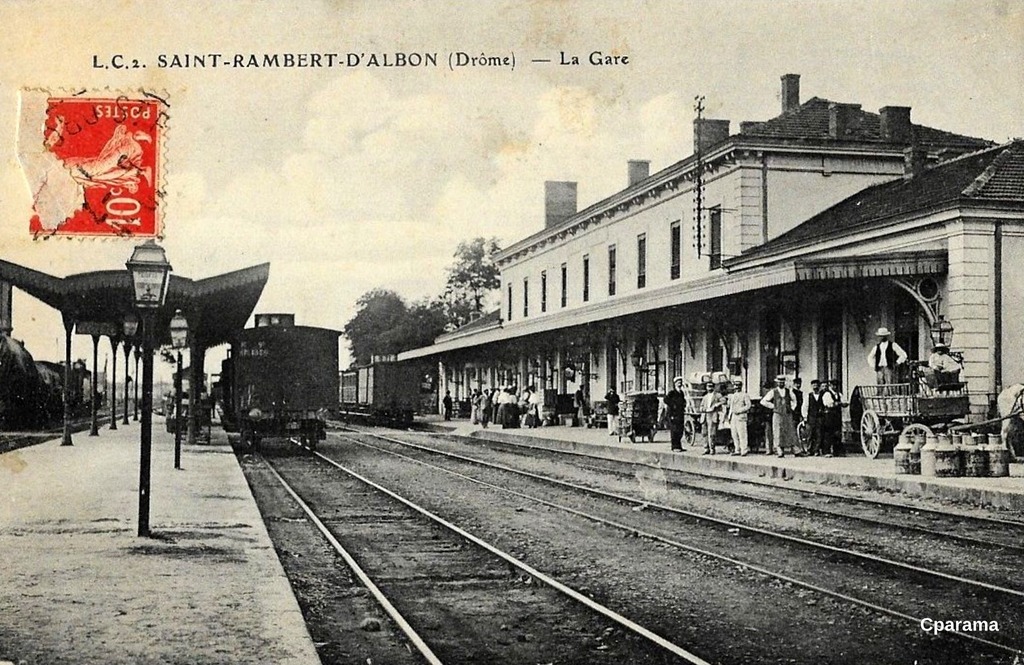 Découvrez l'histoire de la gare de Saint-Rambert-d'Albon, carrefour ferroviaire historique de la Drôme depuis 1855 : lignes PLM vers Rives (Grenoble) et Firminy, destruction 1944, reconstruction 1956, fréquentation 2024 (417 181 voyageurs), fret, patrimoine et projets de modernisation. Voyage dans le temps d'un symbole drômois.