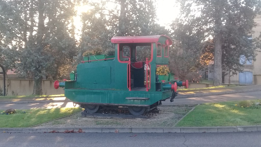Découvrez l'histoire de la gare de Saint-Rambert-d'Albon, carrefour ferroviaire historique de la Drôme depuis 1855 : lignes PLM vers Rives (Grenoble) et Firminy, destruction 1944, reconstruction 1956, fréquentation 2024 (417 181 voyageurs), fret, patrimoine et projets de modernisation. Voyage dans le temps d'un symbole drômois.