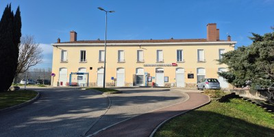 Découvrez l'histoire de la gare de Saint-Rambert-d'Albon, carrefour ferroviaire historique de la Drôme depuis 1855 : lignes PLM vers Rives (Grenoble) et Firminy, destruction 1944, reconstruction 1956, fréquentation 2024 (417 181 voyageurs), fret, patrimoine et projets de modernisation. Voyage dans le temps d'un symbole drômois.