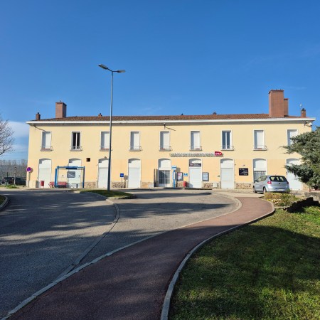 Découvrez l'histoire de la gare de Saint-Rambert-d'Albon, carrefour ferroviaire historique de la Drôme depuis 1855 : lignes PLM vers Rives (Grenoble) et Firminy, destruction 1944, reconstruction 1956, fréquentation 2024 (417 181 voyageurs), fret, patrimoine et projets de modernisation. Voyage dans le temps d'un symbole drômois.