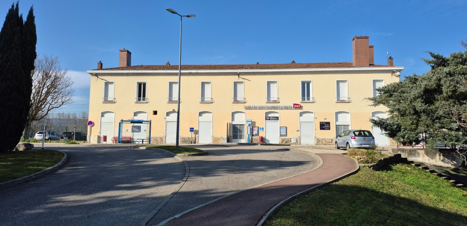 Découvrez l'histoire de la gare de Saint-Rambert-d'Albon, carrefour ferroviaire historique de la Drôme depuis 1855 : lignes PLM vers Rives (Grenoble) et Firminy, destruction 1944, reconstruction 1956, fréquentation 2024 (417 181 voyageurs), fret, patrimoine et projets de modernisation. Voyage dans le temps d'un symbole drômois.