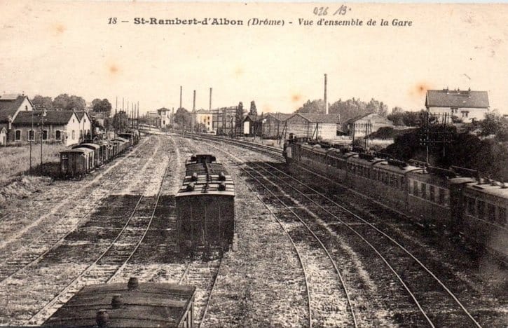 Découvrez l'histoire de la gare de Saint-Rambert-d'Albon, carrefour ferroviaire historique de la Drôme depuis 1855 : lignes PLM vers Rives (Grenoble) et Firminy, destruction 1944, reconstruction 1956, fréquentation 2024 (417 181 voyageurs), fret, patrimoine et projets de modernisation. Voyage dans le temps d'un symbole drômois.