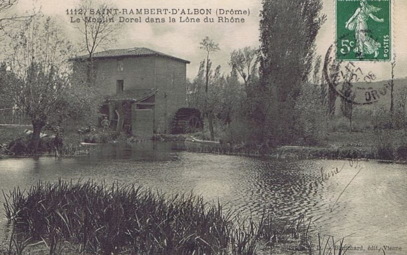 Découvrez l'histoire et le patrimoine de Saint-Rambert-d'Albon à travers ses cours d'eau : le Rhône, le Port de Champagne, l'Oron, les Collières et Les Claires. Plongez dans l'identité rhodanienne de la commune, son passé gallo-romain, son rôle de plus grand marché aux pêches de France et les enjeux de la gestion de l'eau dans la Valloire.