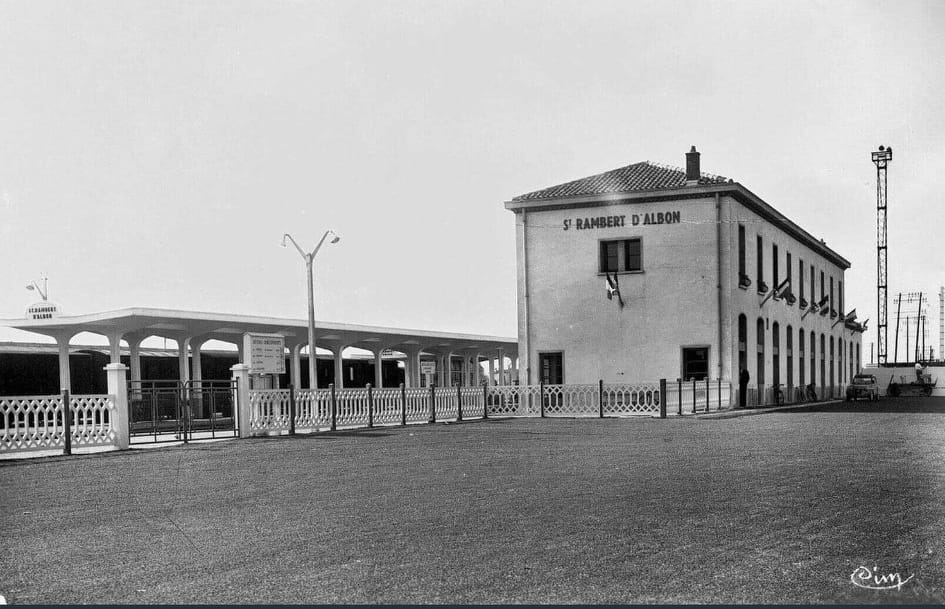 Découvrez l'histoire de la gare de Saint-Rambert-d'Albon, carrefour ferroviaire historique de la Drôme depuis 1855 : lignes PLM vers Rives (Grenoble) et Firminy, destruction 1944, reconstruction 1956, fréquentation 2024 (417 181 voyageurs), fret, patrimoine et projets de modernisation. Voyage dans le temps d'un symbole drômois.
