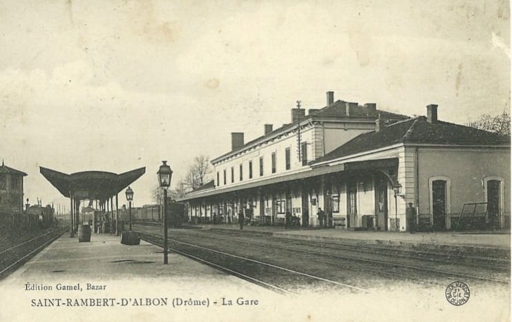 Découvrez l'histoire de la gare de Saint-Rambert-d'Albon, carrefour ferroviaire historique de la Drôme depuis 1855 : lignes PLM vers Rives (Grenoble) et Firminy, destruction 1944, reconstruction 1956, fréquentation 2024 (417 181 voyageurs), fret, patrimoine et projets de modernisation. Voyage dans le temps d'un symbole drômois.