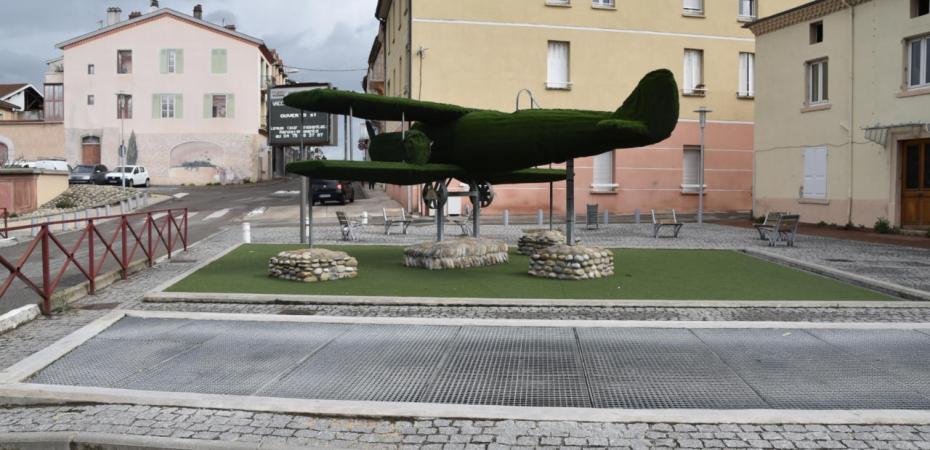 Découvrez l'histoire complète de Jules Védrines, aviateur légendaire mort à Saint-Rambert-d'Albon en 1919 lors du premier vol postal Paris-Rome. Biographie, exploits, stèle commémorative, rue, patrimoine : tout sur le lien entre "Julot" et notre commune.