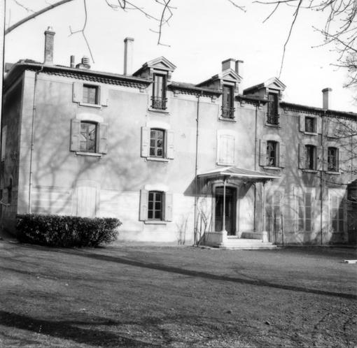 Découvrez la vie de Jean-Louis Moreau de Bonrepos, premier maire de Saint-Rambert-d'Albon (1840-1864). Ancien officier des Gardes du Corps du Roi, il a fondé les institutions de la commune, accueilli Napoléon III en 1860 et légué la Place de Bonrepos. Un fondateur à redécouvrir.