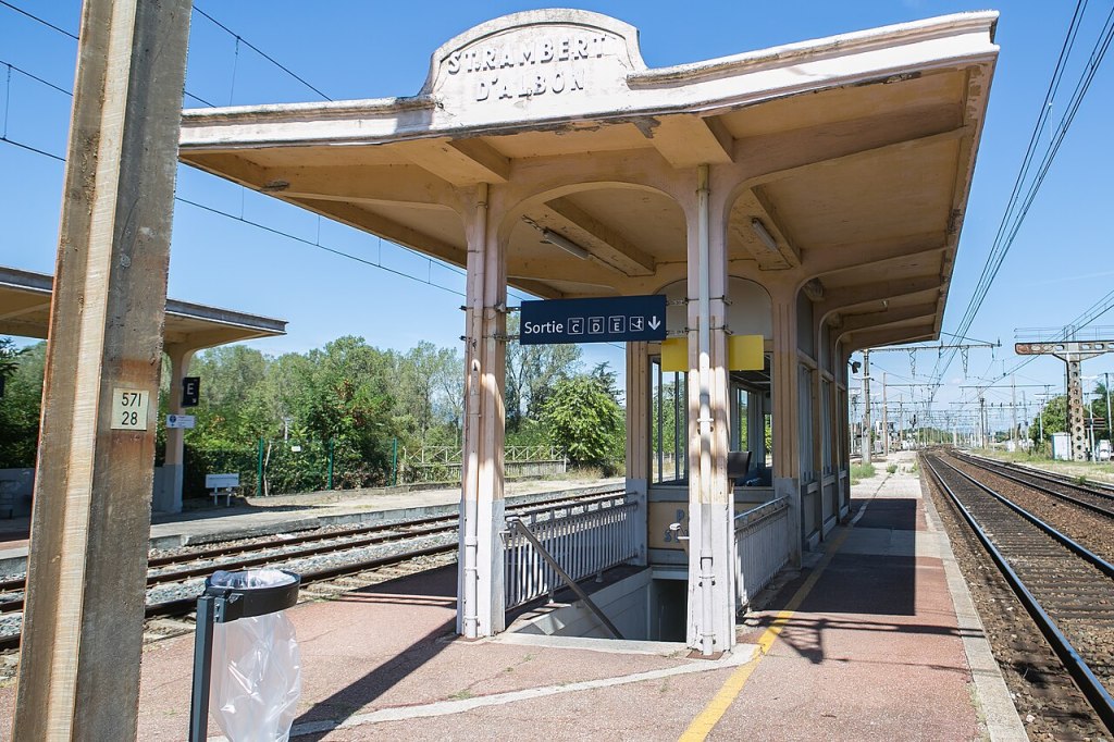 Découvrez l'histoire de la gare de Saint-Rambert-d'Albon, carrefour ferroviaire historique de la Drôme depuis 1855 : lignes PLM vers Rives (Grenoble) et Firminy, destruction 1944, reconstruction 1956, fréquentation 2024 (417 181 voyageurs), fret, patrimoine et projets de modernisation. Voyage dans le temps d'un symbole drômois.