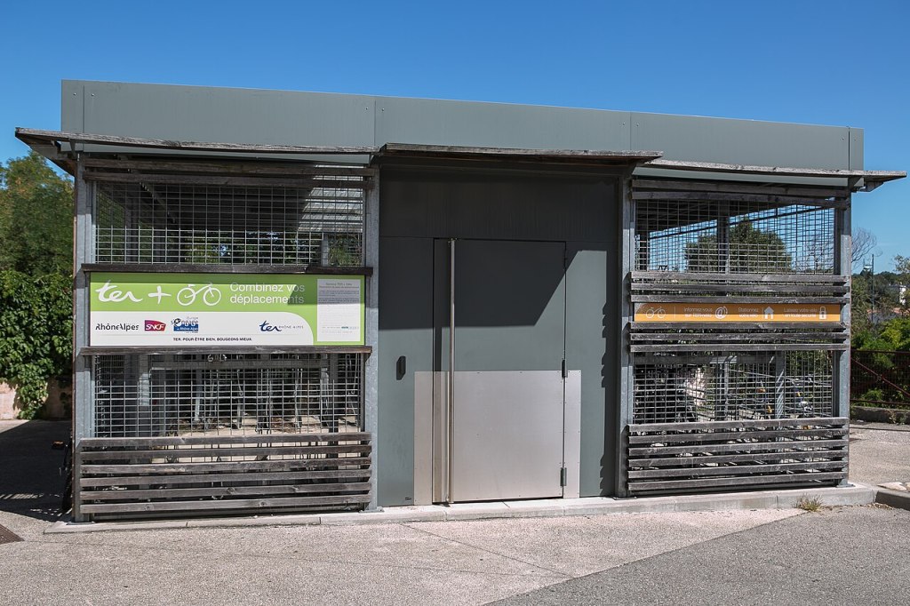 Découvrez l'histoire de la gare de Saint-Rambert-d'Albon, carrefour ferroviaire historique de la Drôme depuis 1855 : lignes PLM vers Rives (Grenoble) et Firminy, destruction 1944, reconstruction 1956, fréquentation 2024 (417 181 voyageurs), fret, patrimoine et projets de modernisation. Voyage dans le temps d'un symbole drômois.